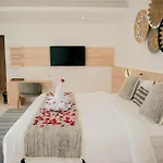 Seminyak Vila 4Bedroom Near Beach Lafavela