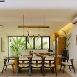 Casa Yellowstone 4Br - Seminyak