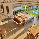 Villa Rocher - Modern 3 Bedroom Villa Batu Belig 3 Min Beach