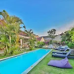 Villa Rocher - Modern 3 Bedroom Villa Batu Belig 3 Min Beach