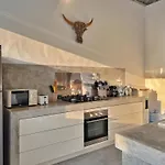 Villa Rocher - Modern 3 Bedroom Villa Batu Belig 3 Min Beach