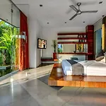 Stunning 4 Bed, Butler Service, Security, Central