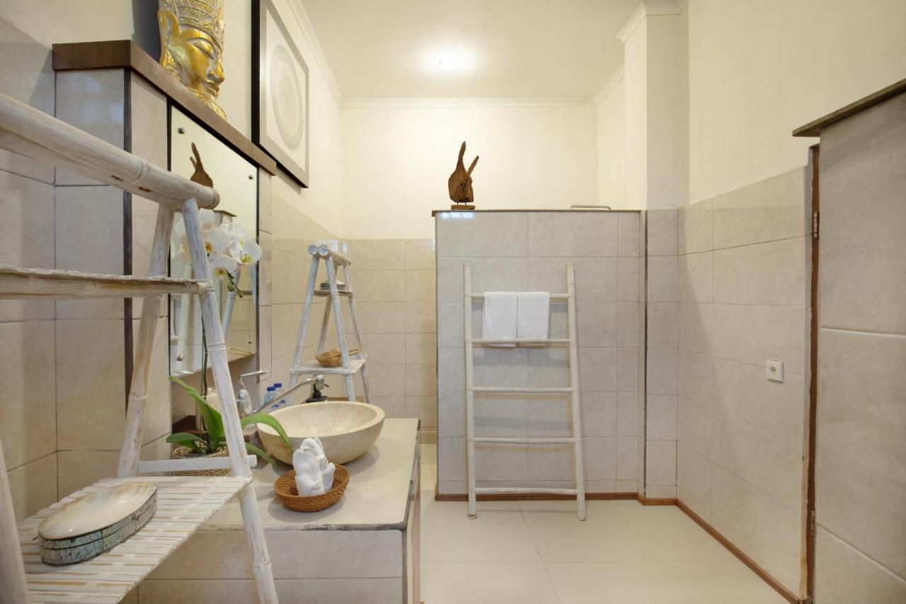 Big Private 7 Bed, 7 Bath, Goldflower With 2x Pool, 2x Lounge, Best Location Seminyak (Bali)