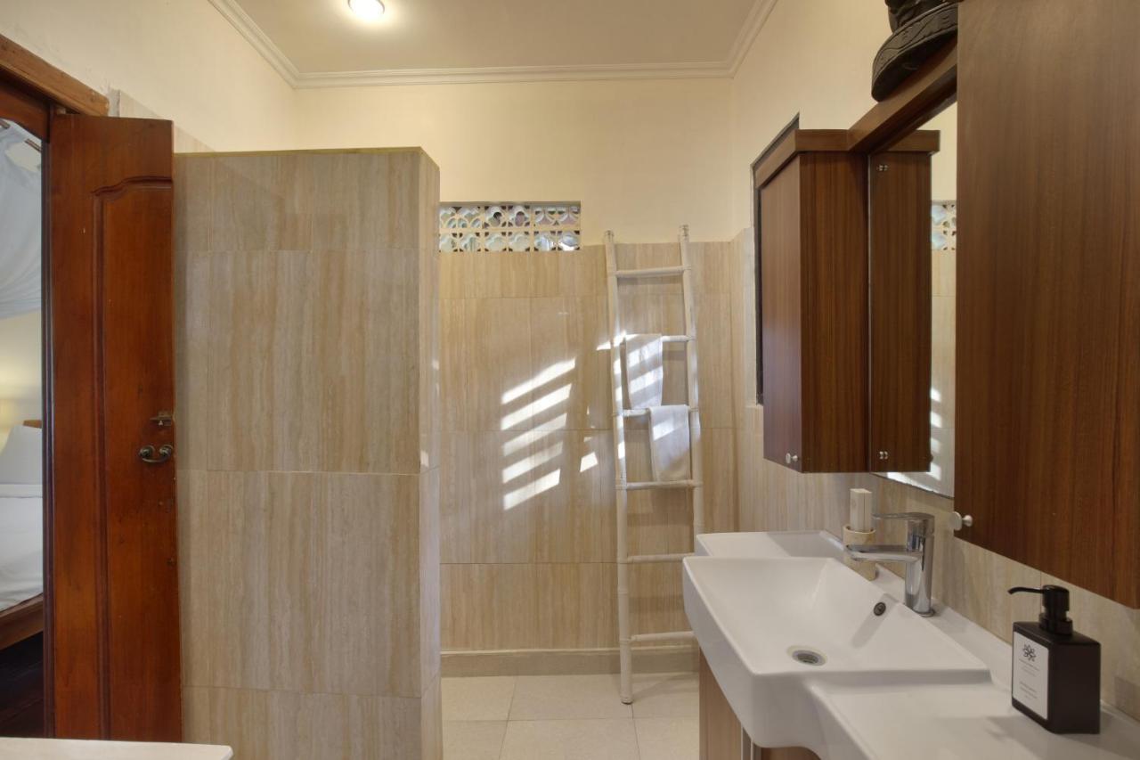 Big Private 7 Bed, 7 Bath, Goldflower With 2x Pool, 2x Lounge, Best Location Villa Seminyak (Bali)