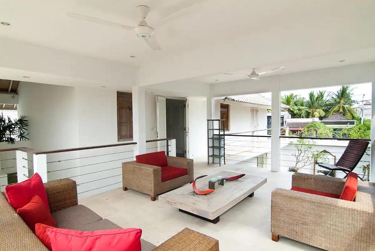 6 Bedrooms Villa *