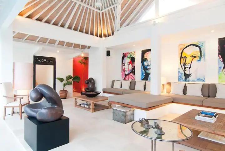 Villa 6 Bedrooms *
