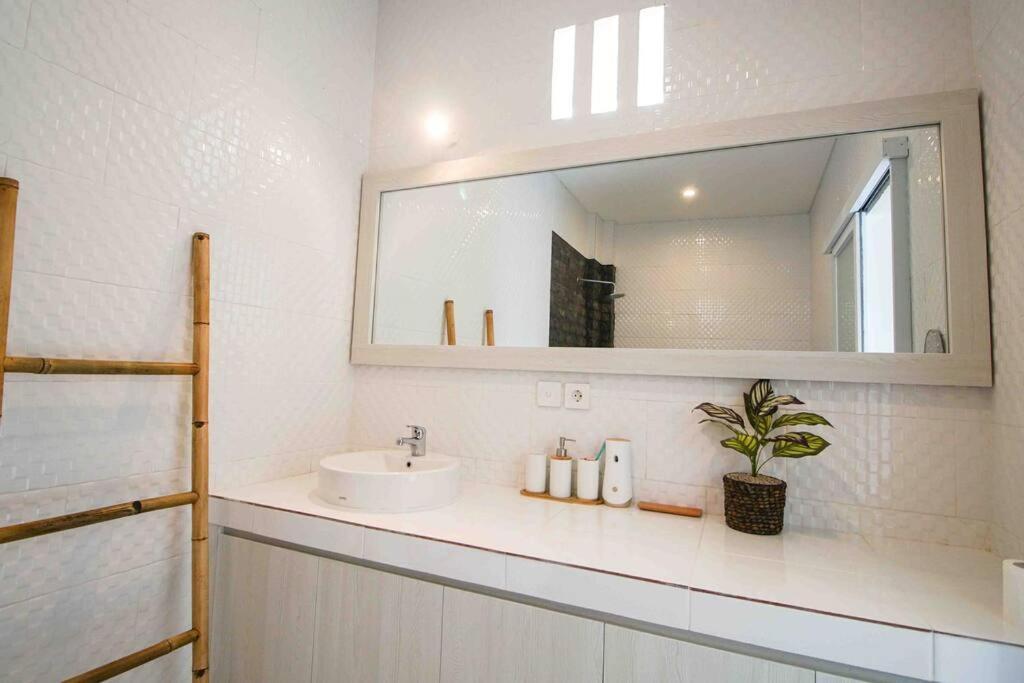 Akmali Drupadi 2 Bedrooms W/pool 5mins To Villa