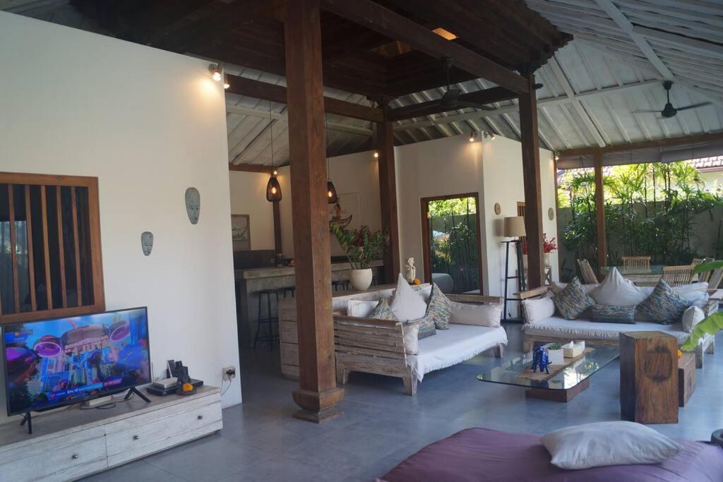 Villa Joglo Oberoi Beautiful 4br Prime Location