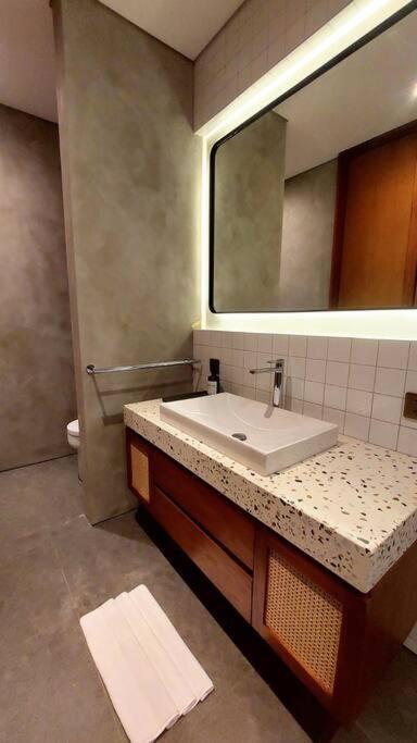 Akhila 1 - 1 Bedroom Modern Tropical At The Heart Of