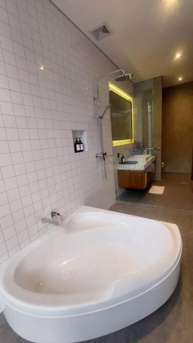 Akhila 1 - 1 Bedroom Modern Tropical At The Heart Of