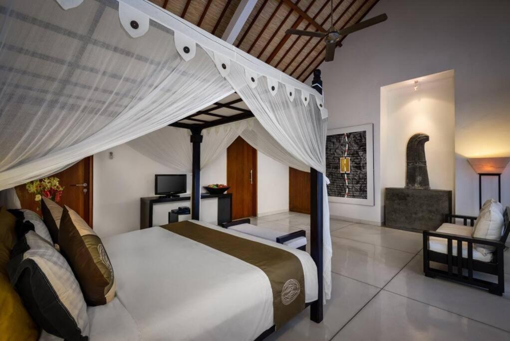 Noa, 3 Bed Luxury Villa, Large Pool In Oberoi Street;