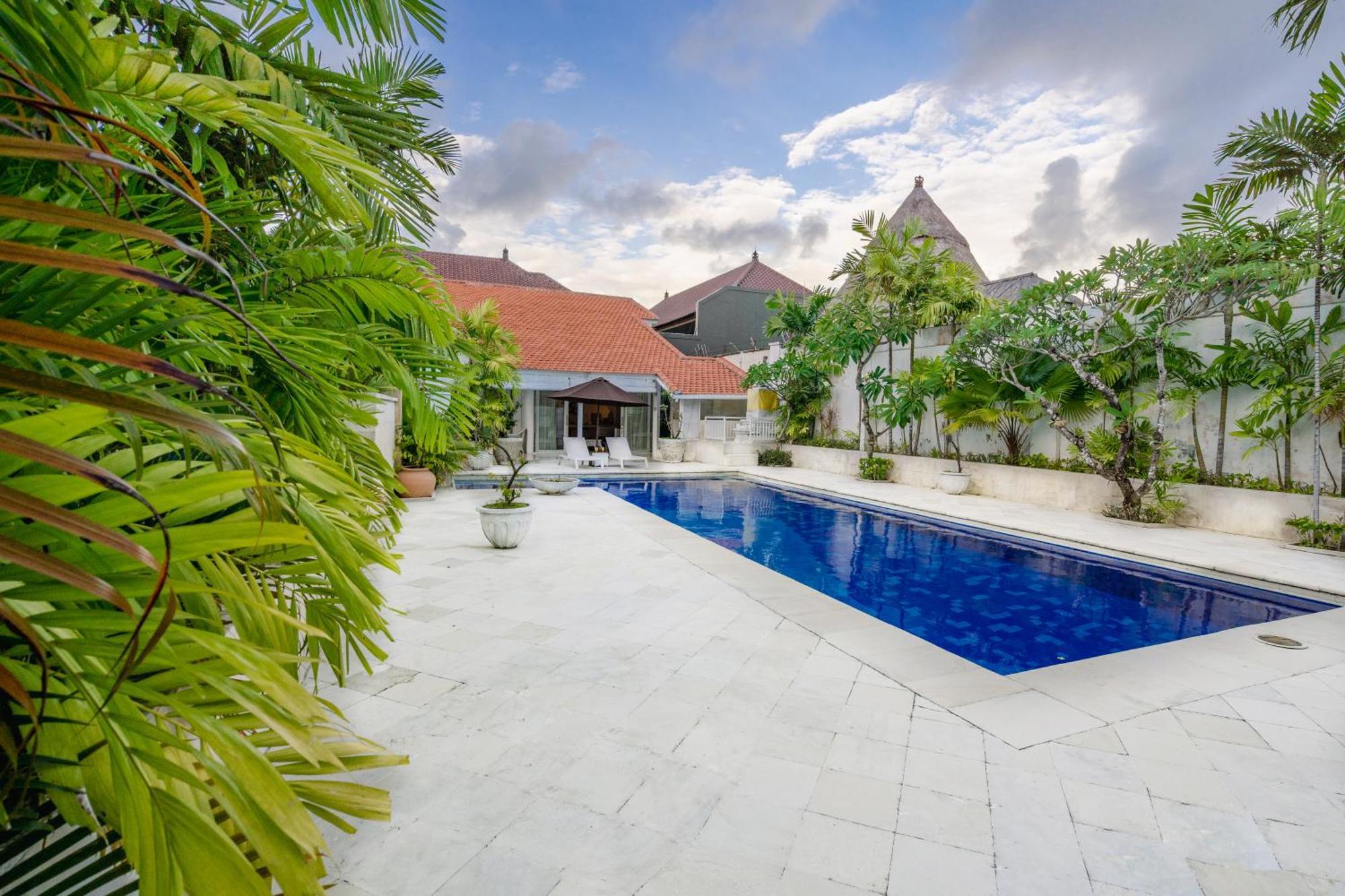 Very Spacious 4 Bedroom Near * Seminyak (Bali)
