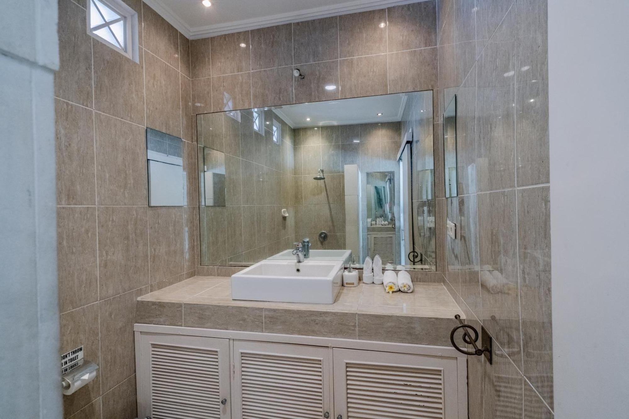 Very Spacious 4 Bedroom Near Villa Seminyak (Bali)