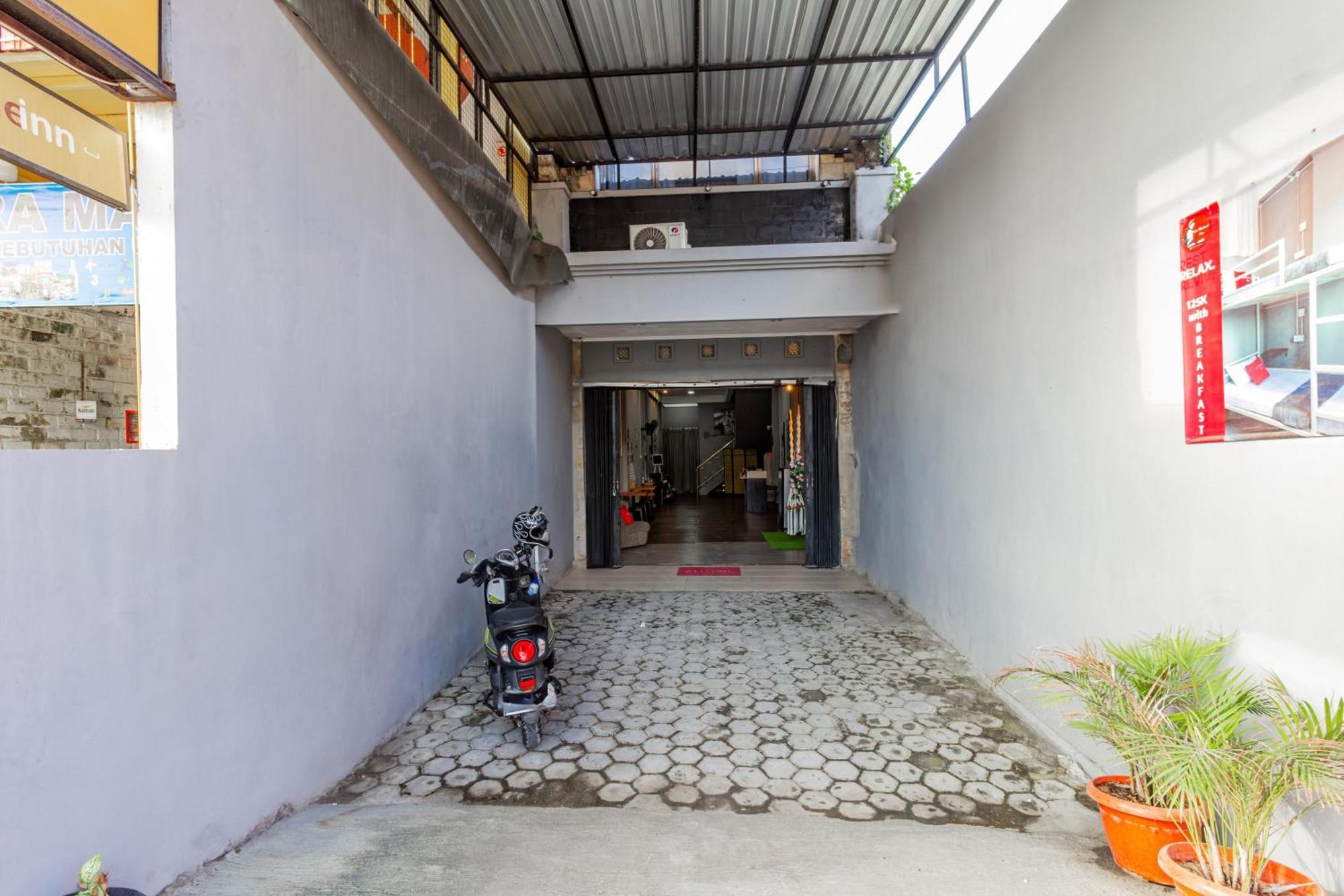 Collection O Near Formerly De Shabach Seminyak (Bali)