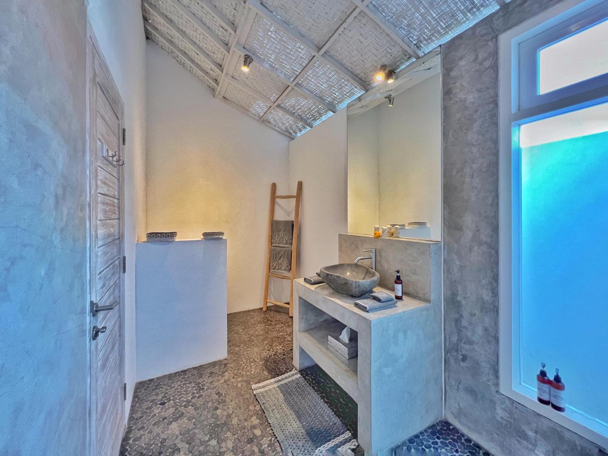Villa Rocher - Modern 3 Bedroom Batu Belig 3 Min