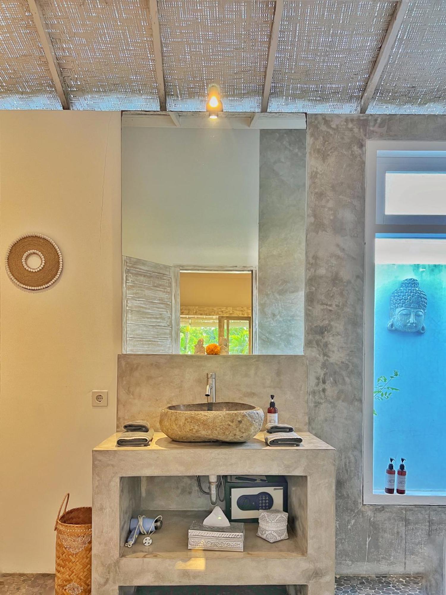 Villa Rocher - Modern 3 Bedroom Batu Belig 3 Min Seminyak (Bali)