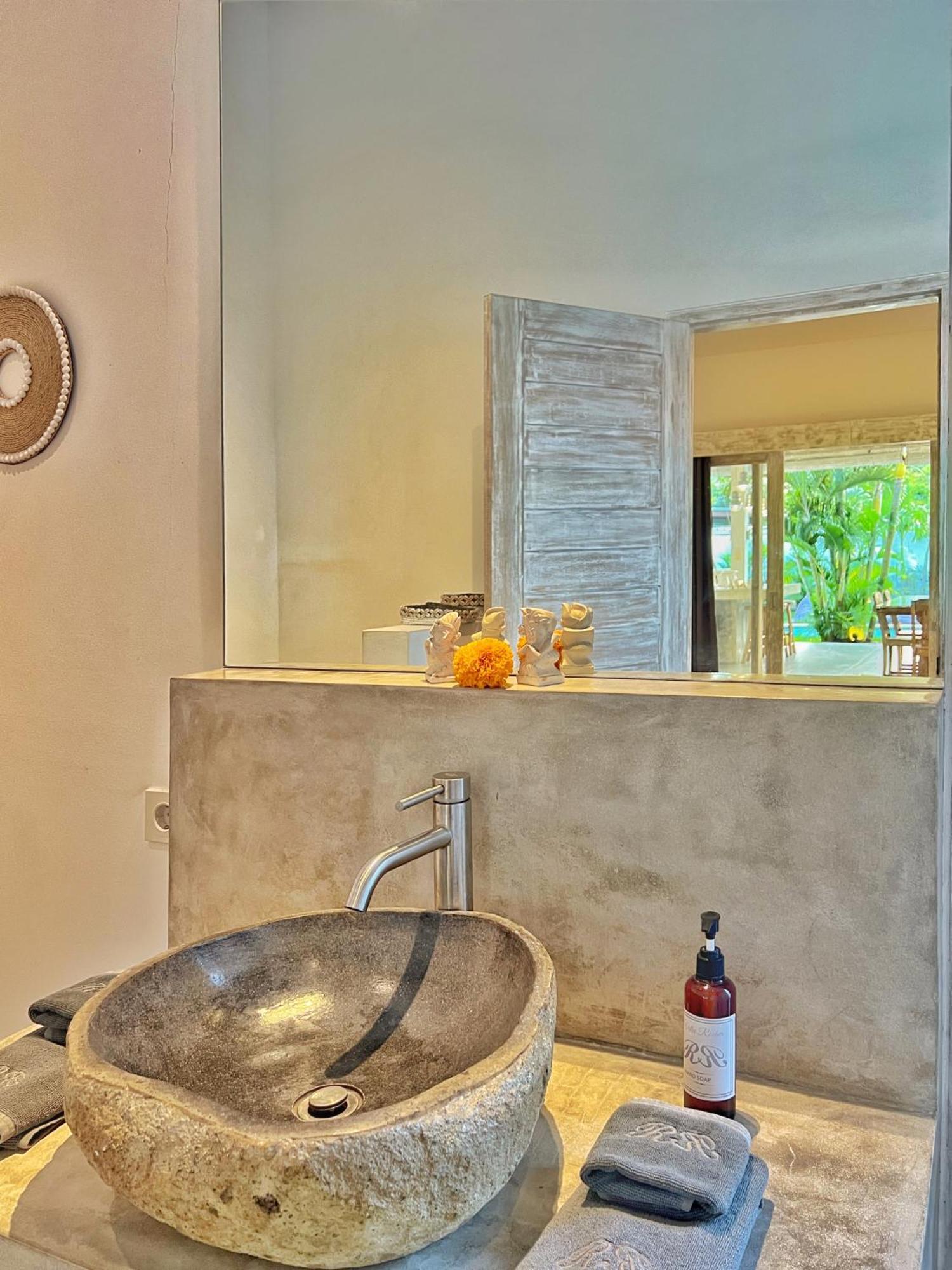 Rocher - Modern 3 Bedroom Batu Belig 3 Min Villa