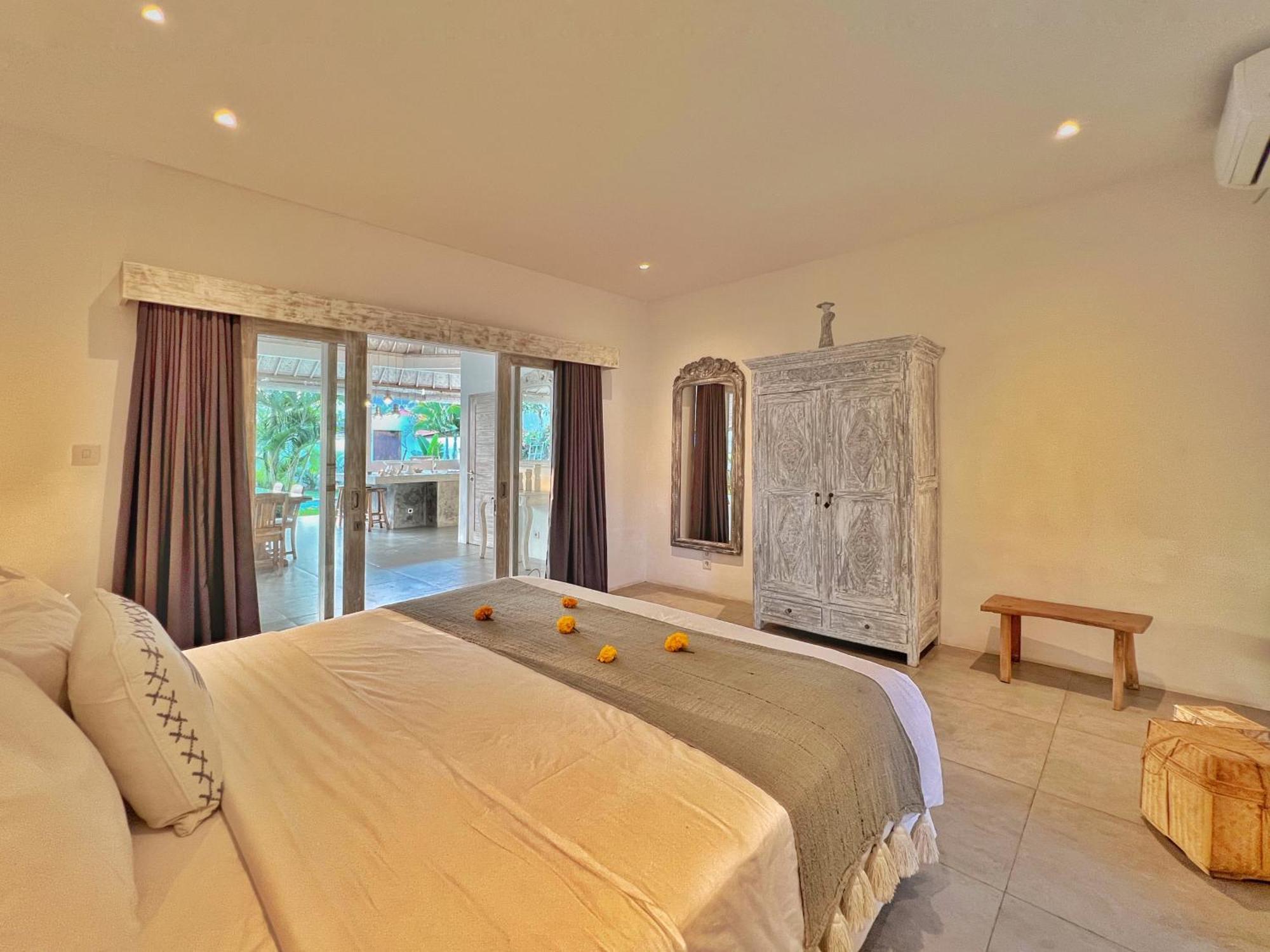 Villa Rocher - Modern 3 Bedroom Batu Belig 3 Min Seminyak (Bali)