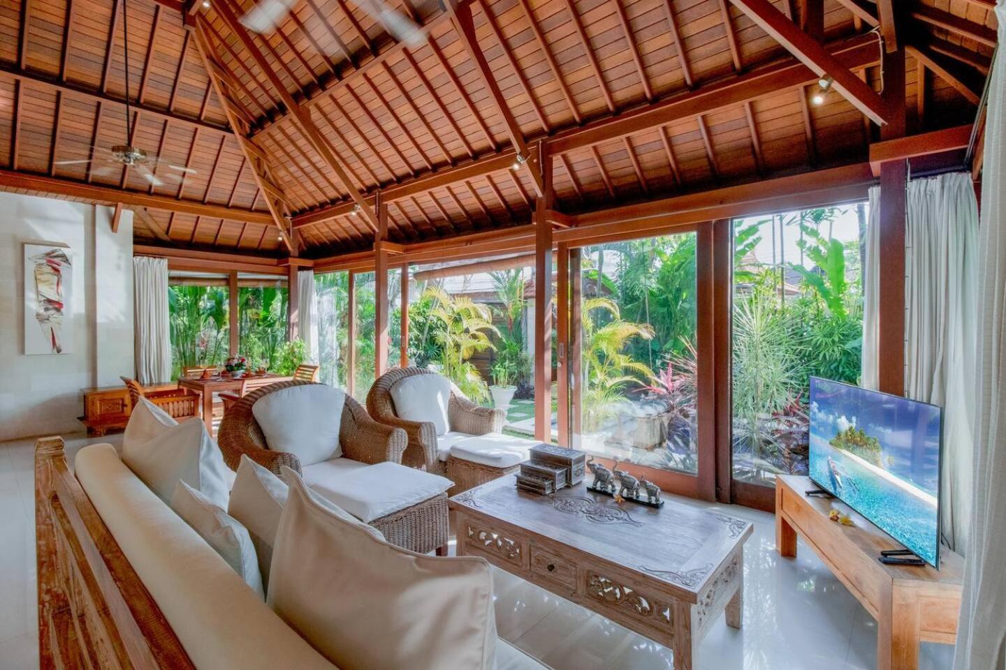 Heart Of Seminyak, 2br, Sleeps 4, Walk To Bintang Biệt thự Seminyak (Bali)