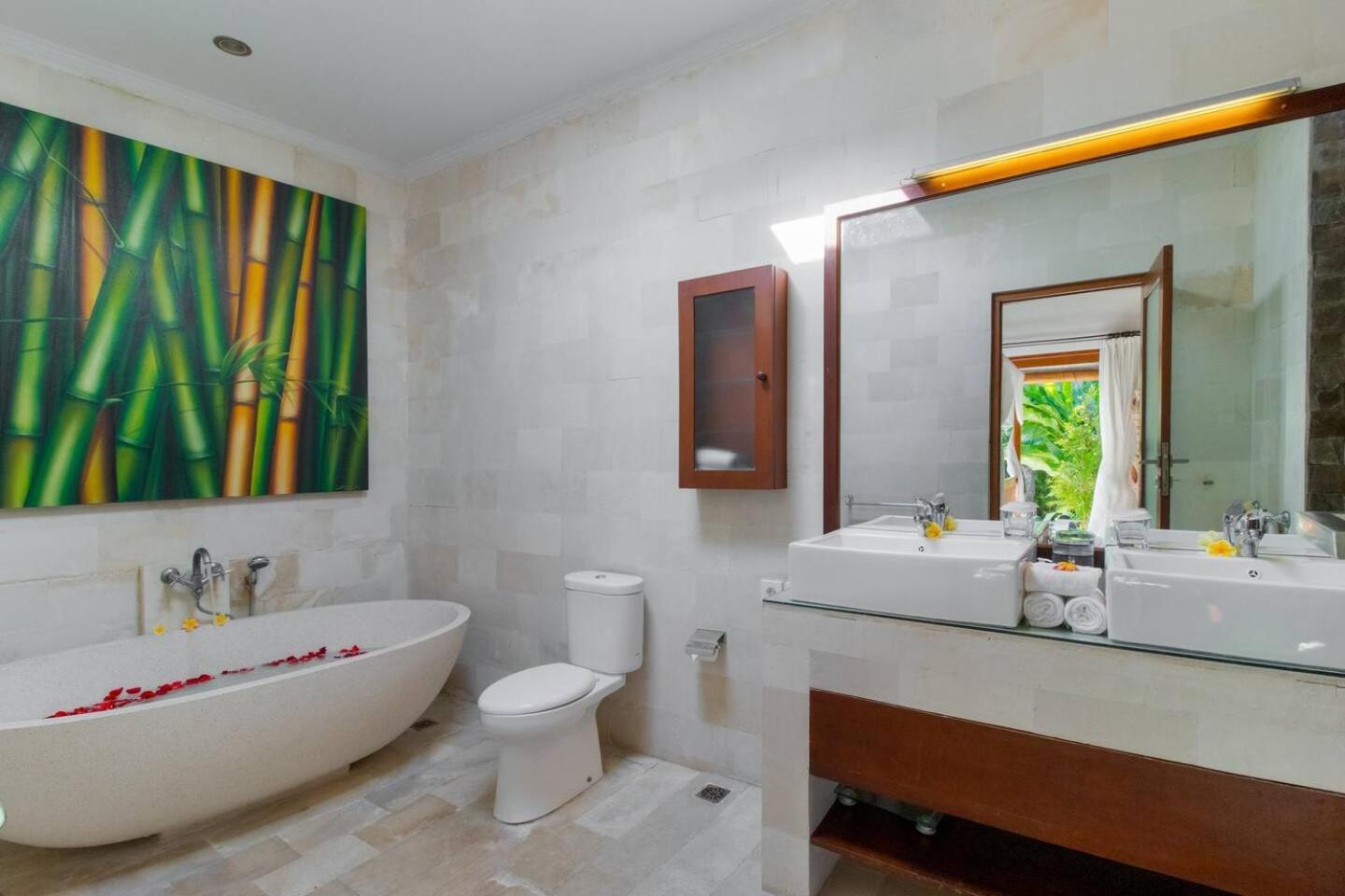Heart Of Seminyak, 2br, Sleeps 4, Walk To Bintang Biệt thự Seminyak (Bali)