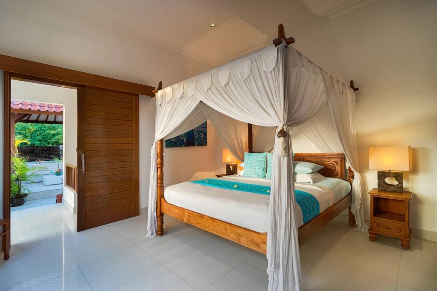 Super Value 3 Bed, Seminyak, Walk To Vila