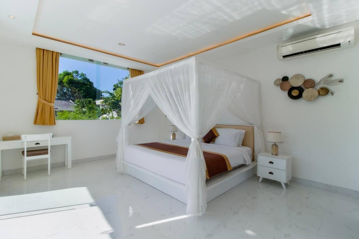 Superb 3 Bed Villa, Walk To Beach, Fast Wi-fi, Villa