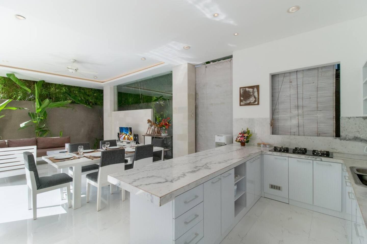 Superb 3 Bed Villa, Walk To Beach, Fast Wi-fi, * Seminyak (Bali)