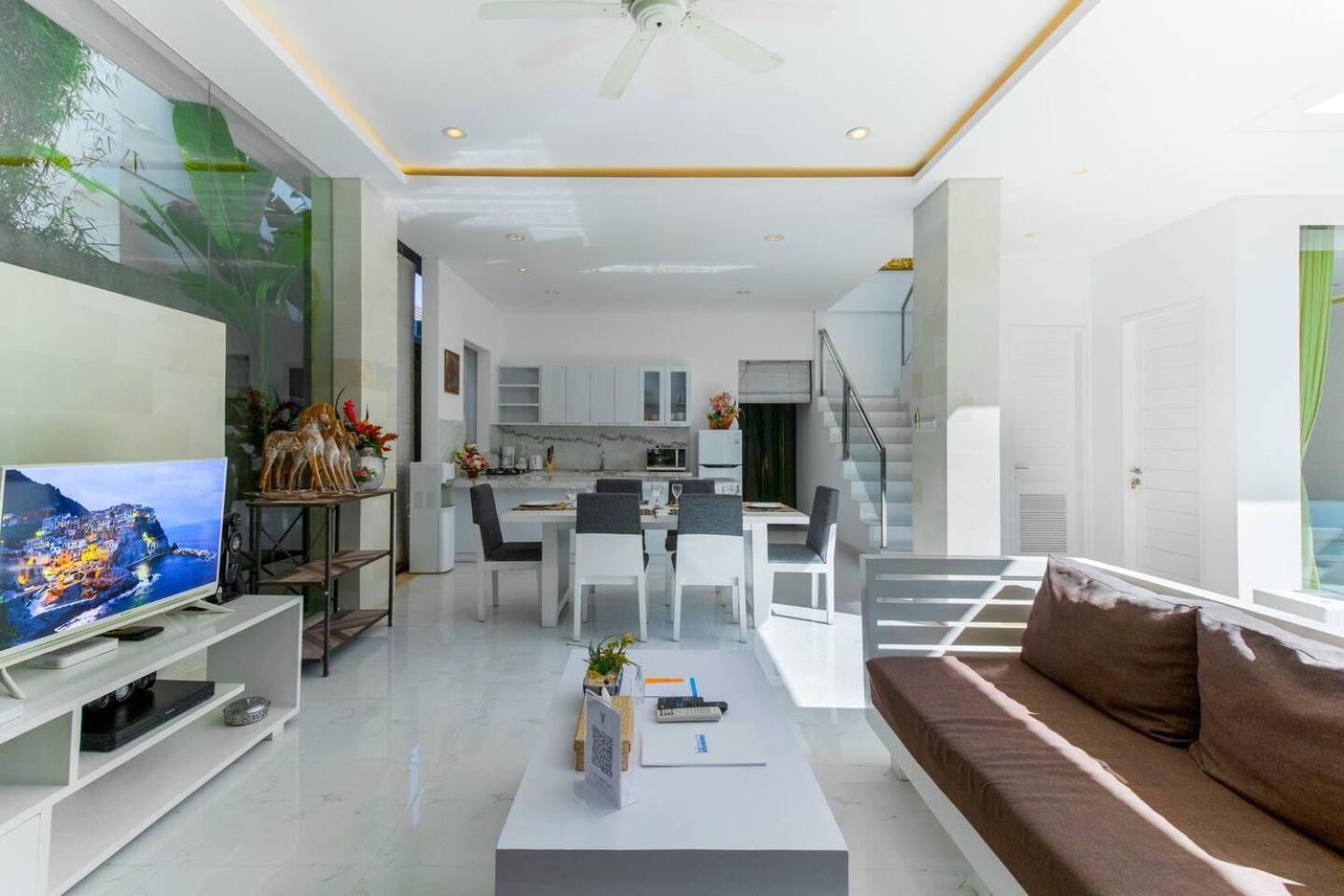 Superb 3 Bed Villa, Walk To Beach, Fast Wi-fi, Villa