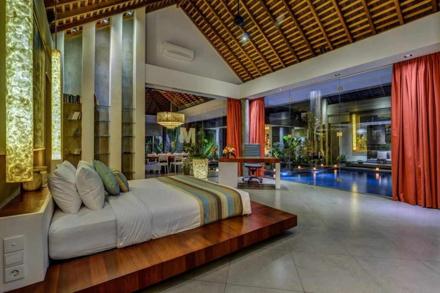 Villa Stunning 4 Bed, Butler Service, Security, Seminyak