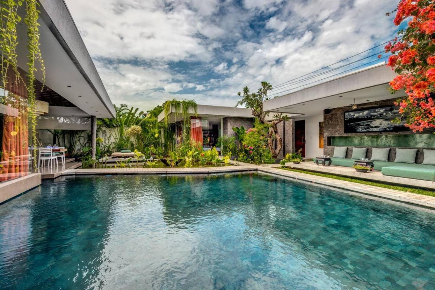 Villa Stunning 4 Bed, Butler Service, Security, Seminyak