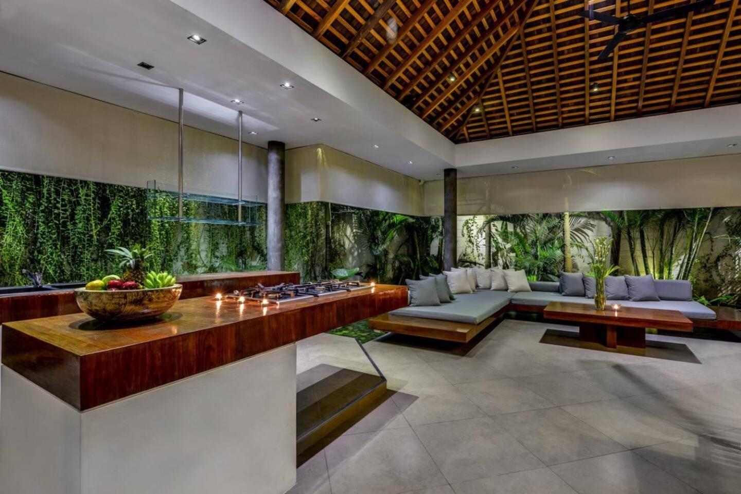 Stunning 4 Bed, Butler Service, Security, Seminyak