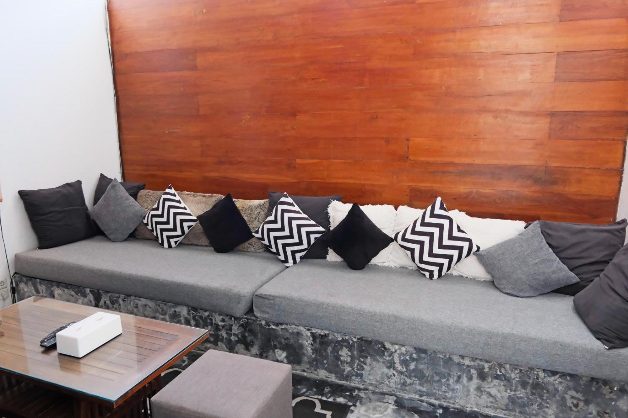 Modern & 3 Bedroom Cinema Villa Seminyak (Bali)