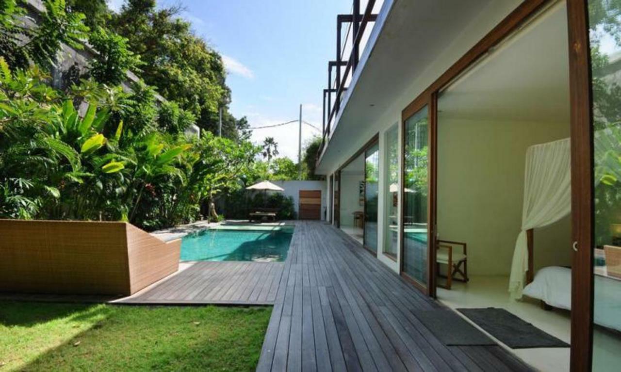 Villa Axis Villa, *