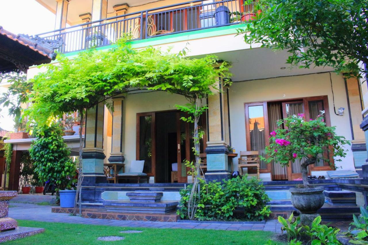 Cr Tris Guest house Seminyak (Bali)