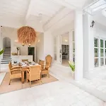 W Villa
