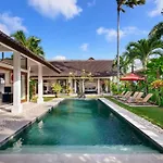 Noa, 3 Bed Luxury Villa, Large Pool In Oberoi Street;