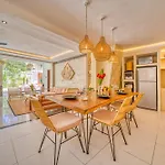 Villa Florence - 3Bdr Luxury Villa, Private Pool, Walk To The Beach