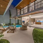 Villa Janoor - Elegant 3-Bedroom Villa Near Batu Belig Beach