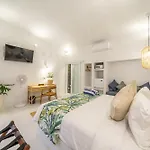 The Hepburn Stylish Single Room Guesthouse With Shared Pool 900M From Seminyak Beach