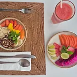 The Hepburn Stylish Single Room Guesthouse With Shared Pool 900M From Seminyak Beach