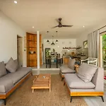 Lovely 1 Bedroom Villa Walking Distance To The Beach
