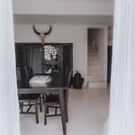 Villa Manis Kecil