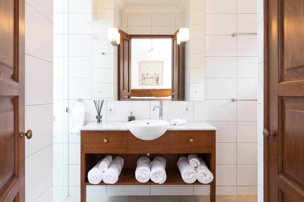 Sintra - 2 Bedroom Luxury In Tranquil Location, Walk To Villa *
