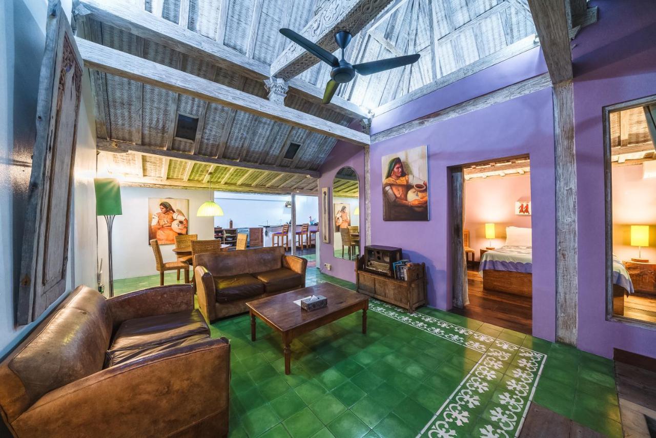 Villa West *