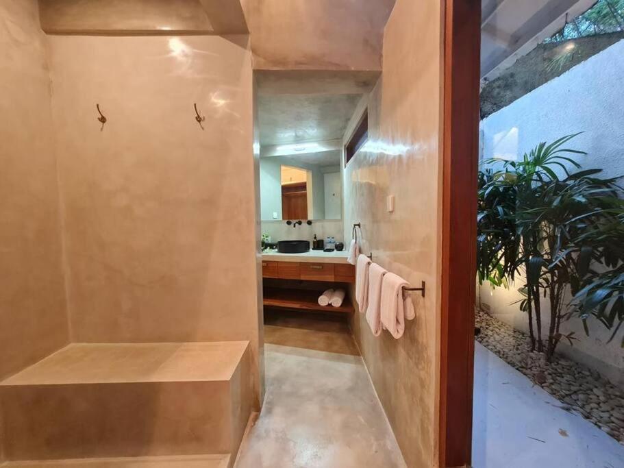 Savvy Villa, A Tranquil Oasis & Walk To The Villa *