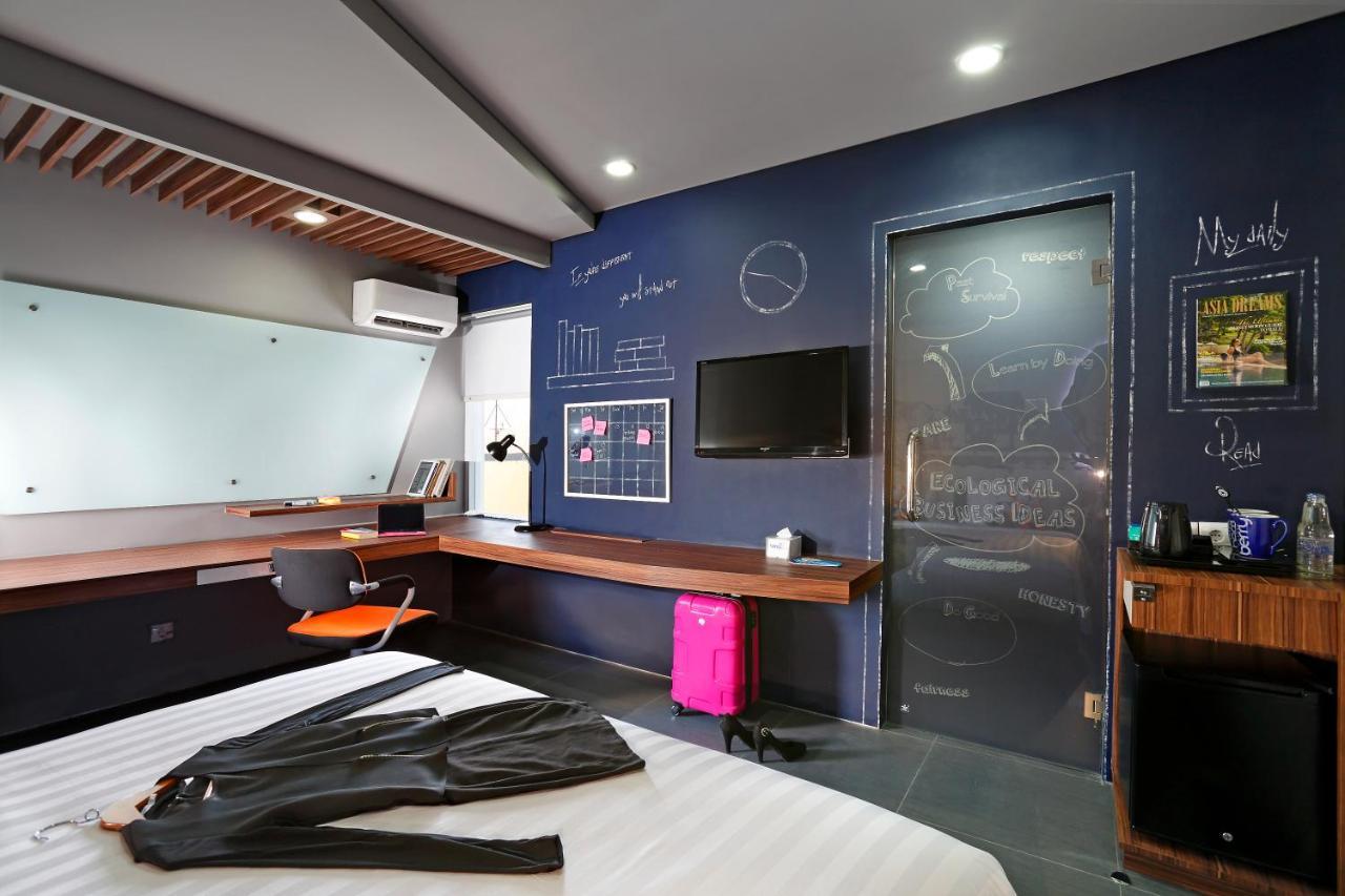 Berry Biz Sunset Road Seminyak