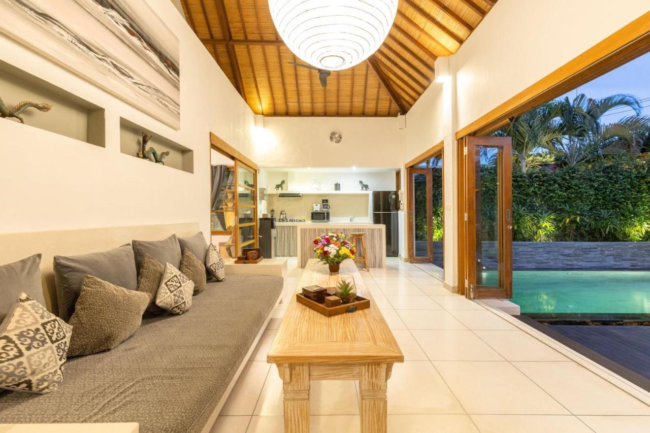 Luxurious Double King W/pool & Wifi+ Carpark Villa Seminyak (Bali)