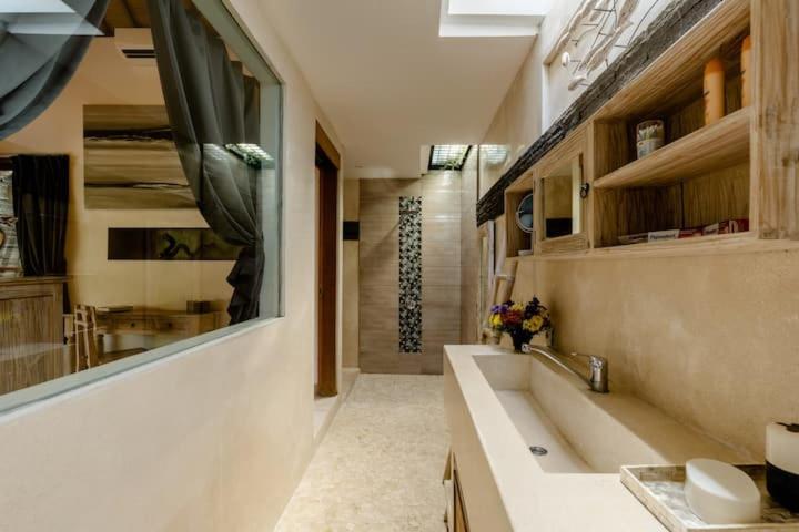 Luxurious Double King W/pool & Wifi+ Carpark Seminyak (Bali)
