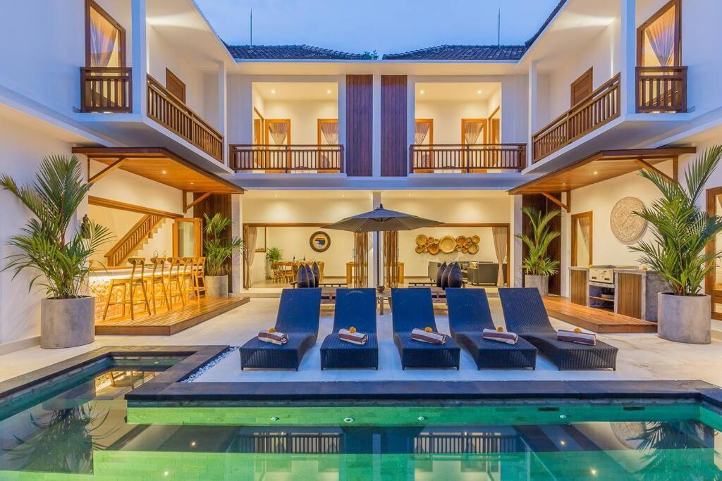 Lima - 5 Bdrs, Bbq, Living With Ac And Private Pool Villa *