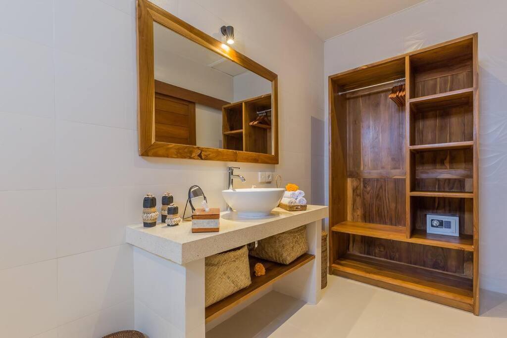 Lima - 5 Bdrs, Bbq, Living With Ac And Private Pool * Seminyak (Bali)